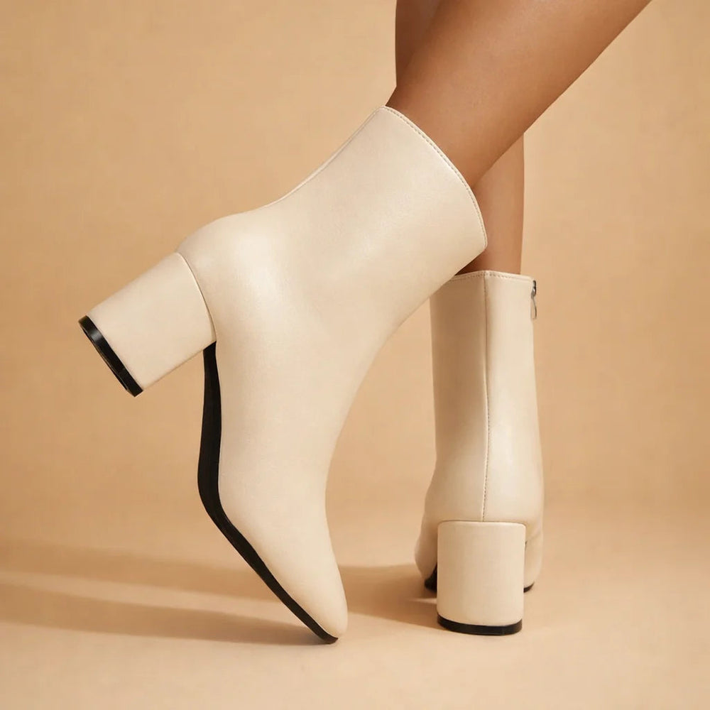 Bottines femme confortables à talon carré et bout moderne, parfaites pour un look chic au quotidien.