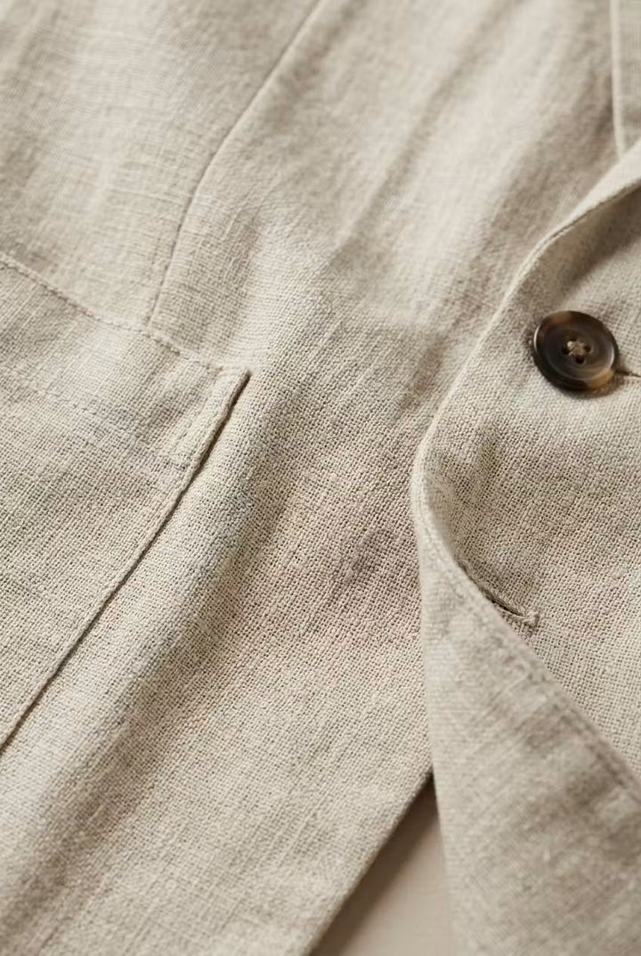 Costume homme printemps-été, design épuré et coupe relax. Idéal pour un look élégant et décontracté.