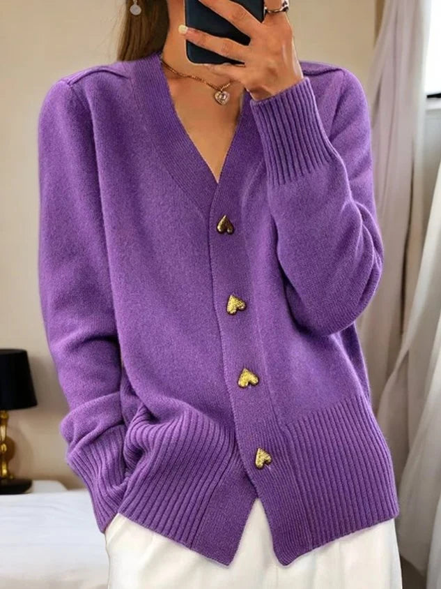 Cardigan long femme mode, col V profond, avec boutons décoratifs en forme de cœur. Élégance décontractée.