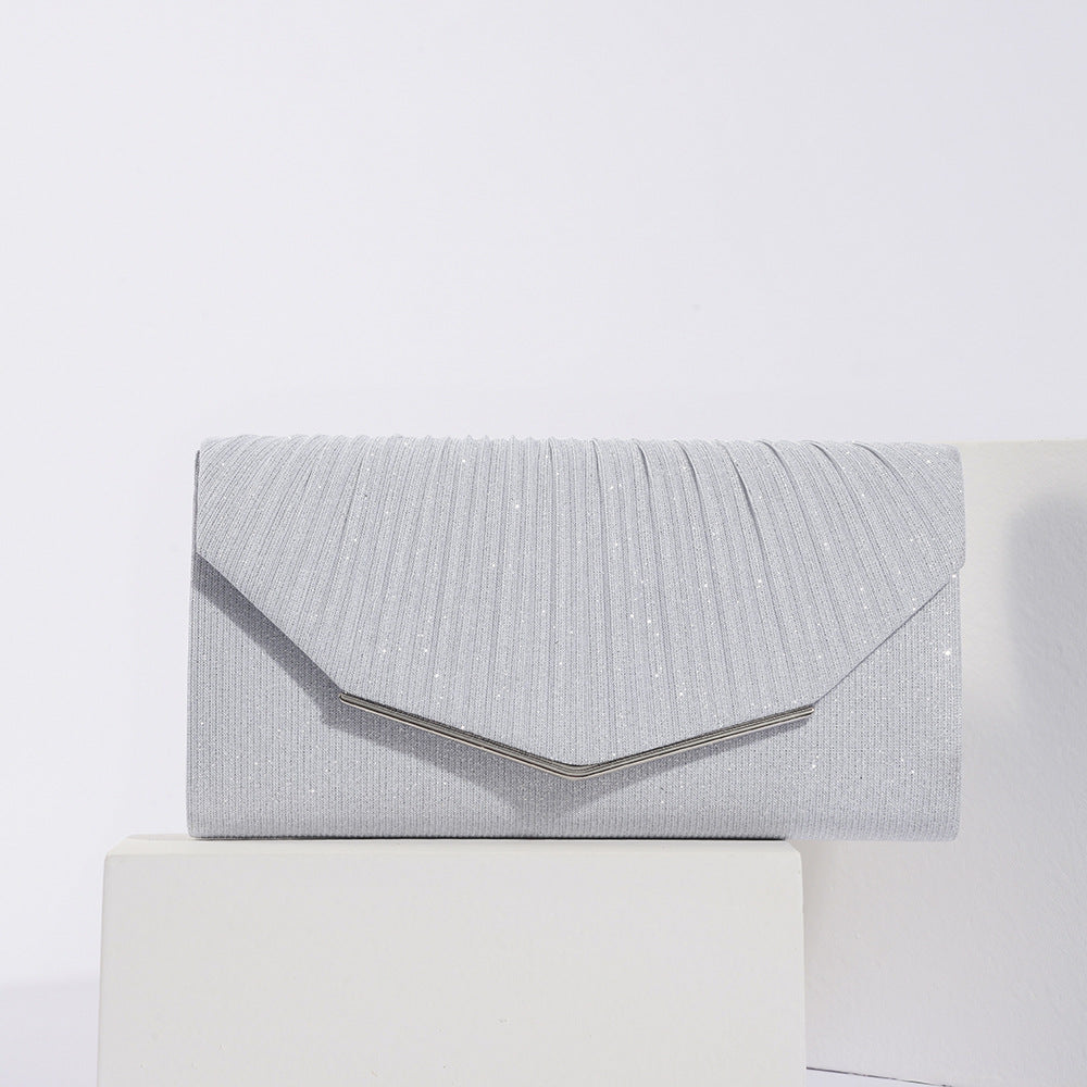 Pochette femme vintage pour soirée, forme coussin, accessoire élégant à rabat pour cérémonie.
