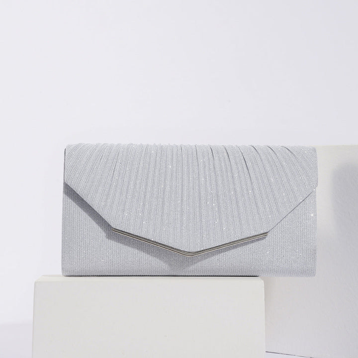 Pochette femme vintage pour soirée, forme coussin, accessoire élégant à rabat pour cérémonie.