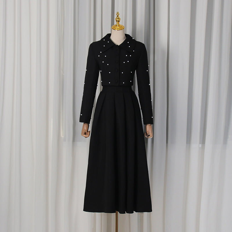 Tenue chic femme: ensemble deux pièces avec haut court perlé et jupe taille haute. Idéal pour un style élégant.