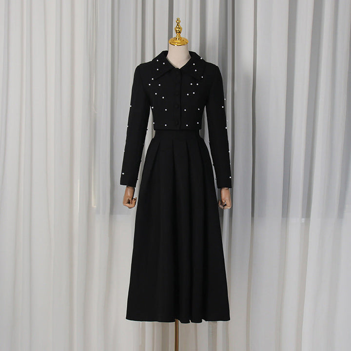 Tenue chic femme: ensemble deux pièces avec haut court perlé et jupe taille haute. Idéal pour un style élégant.