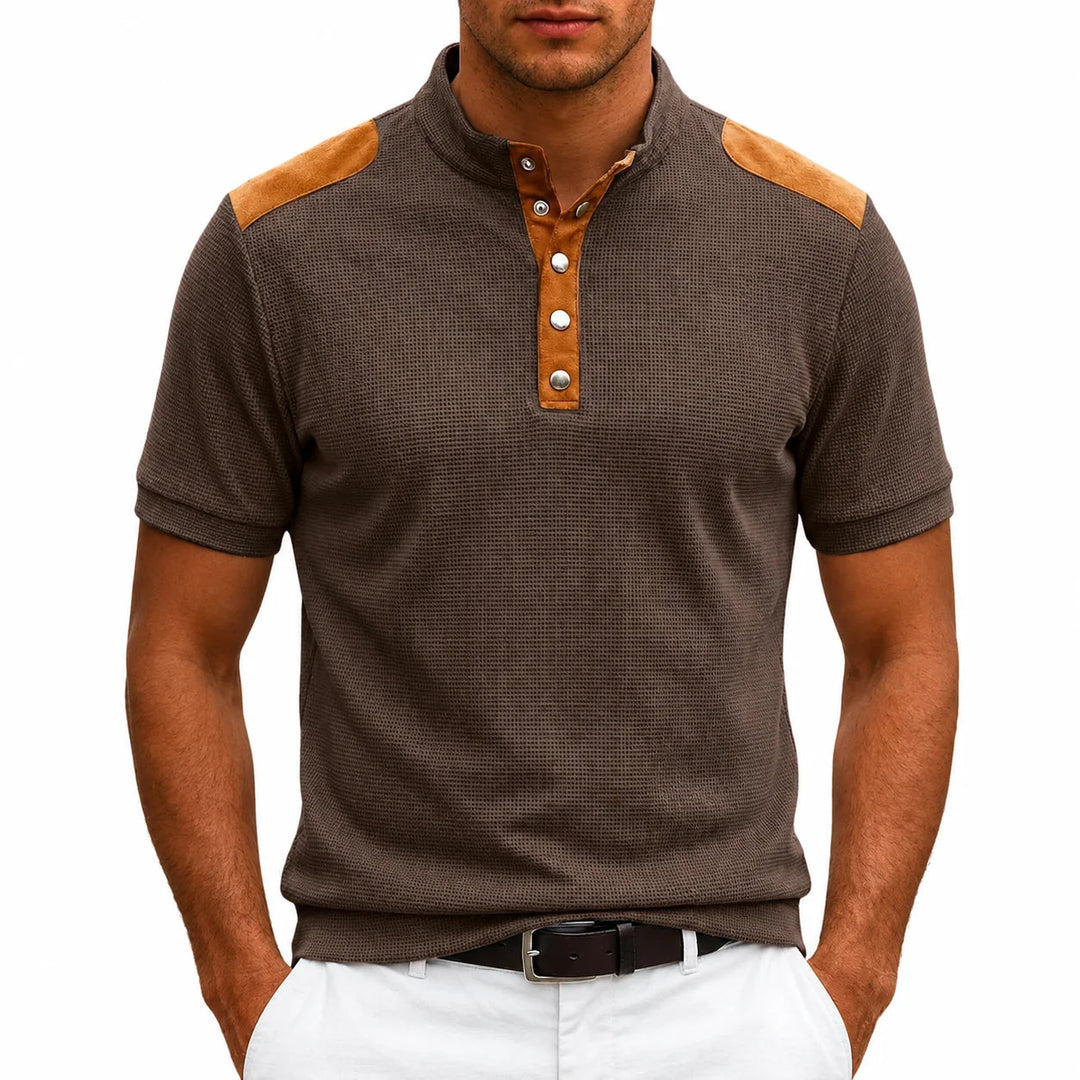 T-shirt homme à manches courtes, col montant boutonné. Un vêtement moderne avec des panneaux contrastants pour un look chic.