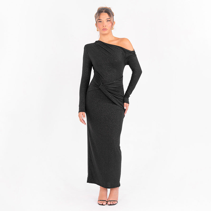 Robe femme moulante noire élégante, épaule dénudée et manches longues, parfaite pour soirée chic.