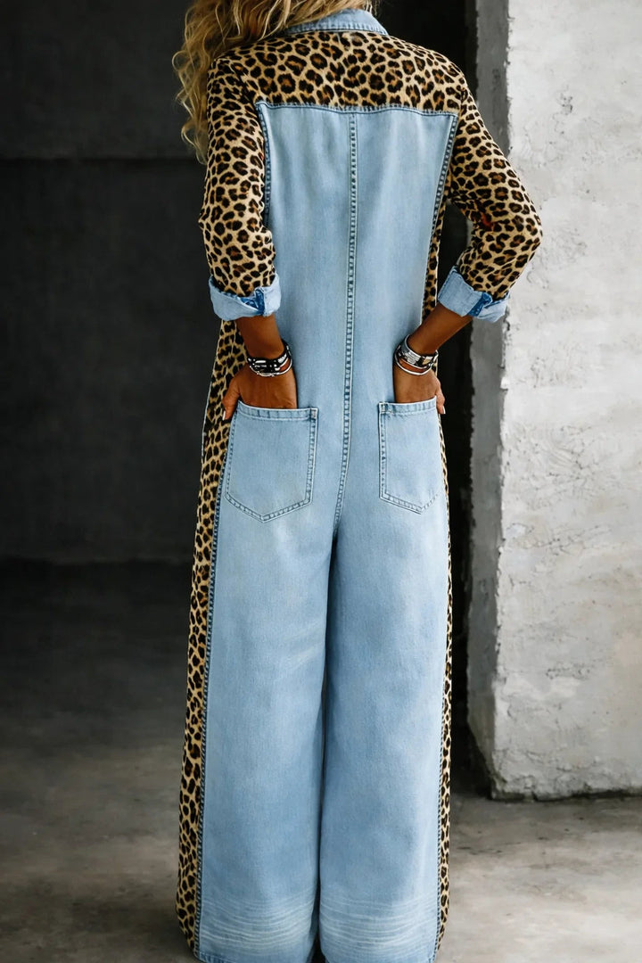 Élégante combinaison femme imprimée, coupe décontractée avec col revers, parfaite pour une tenue chic et confortable.