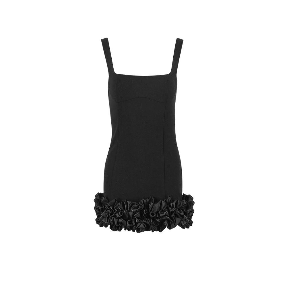 Robe de soirée mini femme noire, ajustée, avec encolure carrée et bretelles fines. Parfaite pour un look chic.