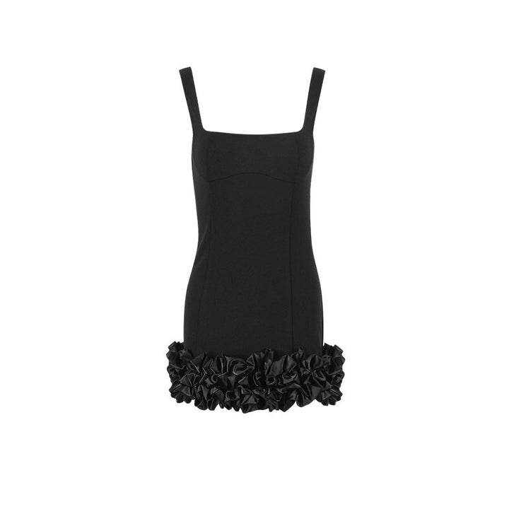 Robe de soirée mini femme noire, ajustée, avec encolure carrée et bretelles fines. Parfaite pour un look chic.