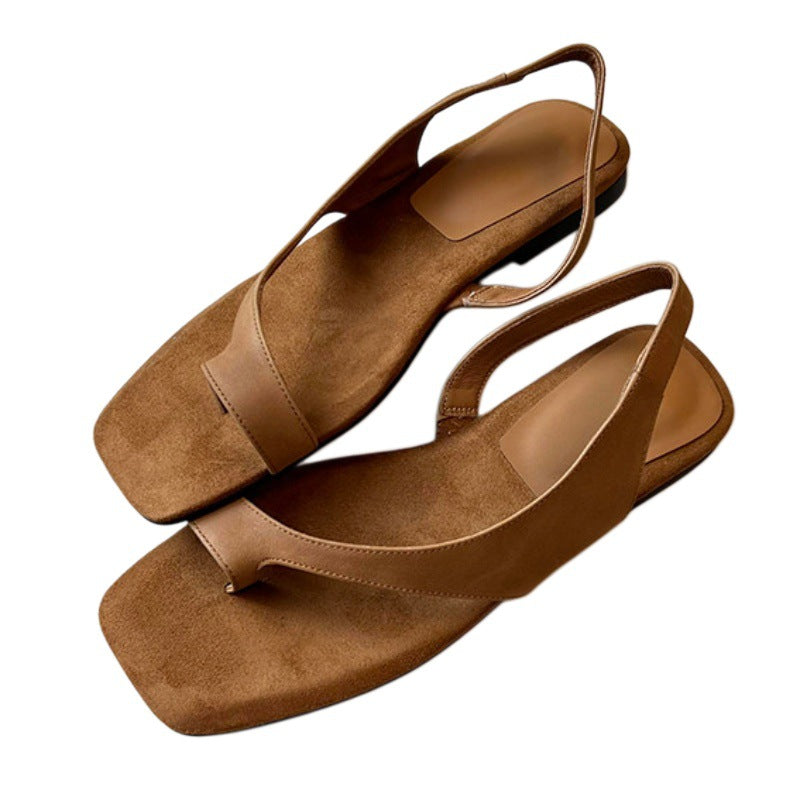 Sandales plates confortables pour femme avec bout carré. Chaussures d'été rétro élégantes.