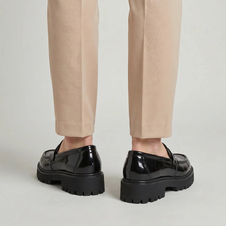 Mocassins slip-on homme noirs, chaussures de ville élégantes et modernes avec semelle plateforme pour un confort rehaussé.