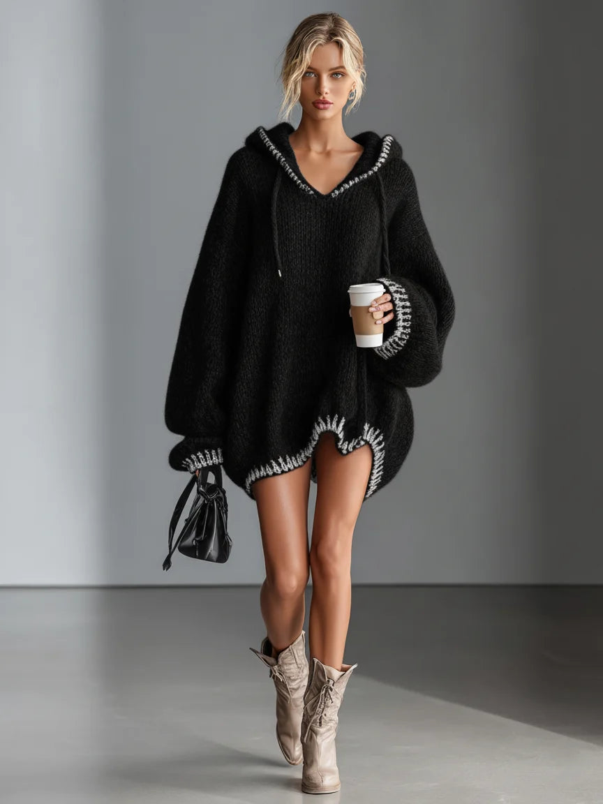 Pull à capuche femme coupe slim avec finition contrastée. Vêtement femme élégant et confortable pour l'automne/hiver.