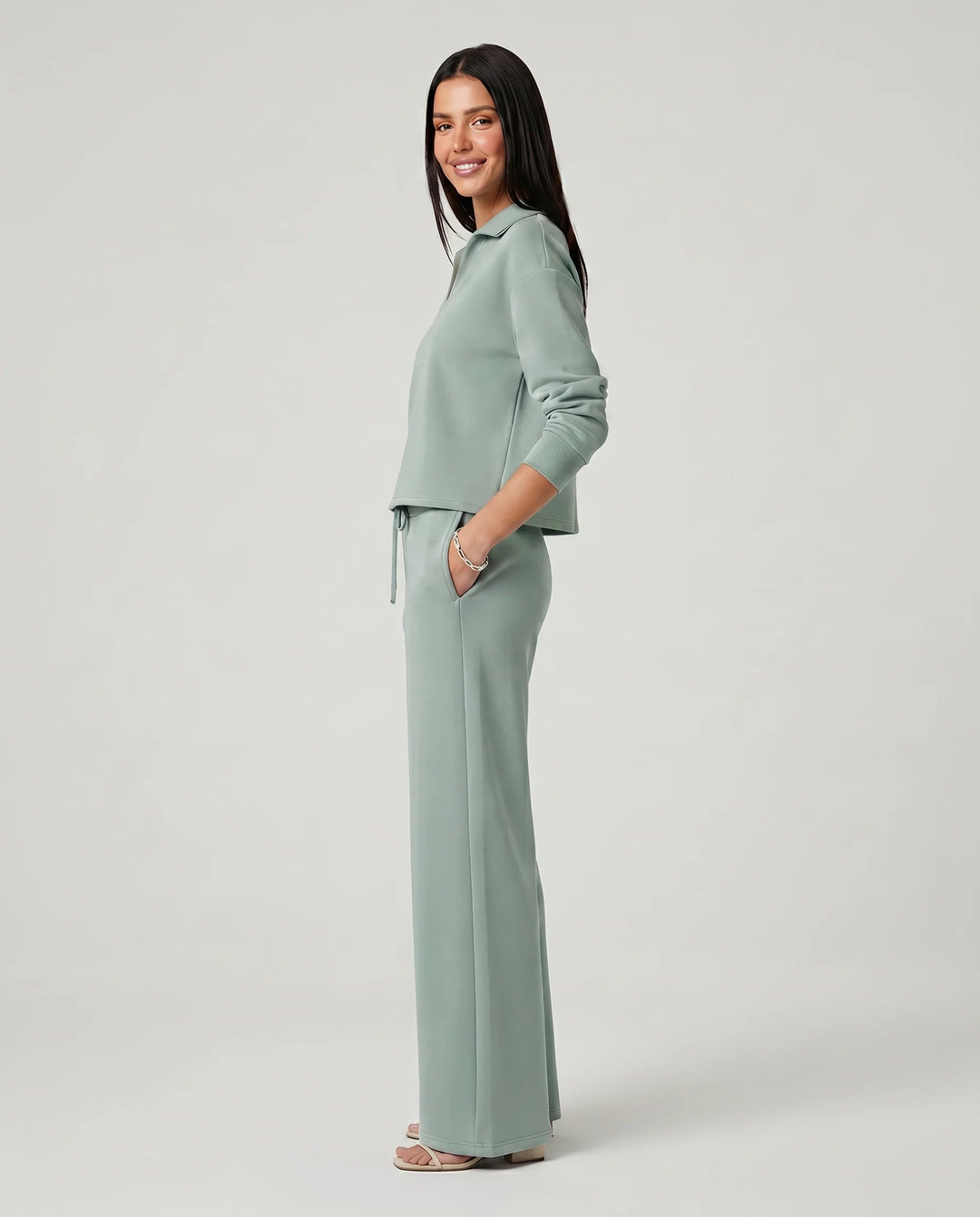 Mode femme: ensemble décontracté deux pièces. Haut col V élégant et pantalon large moderne.
