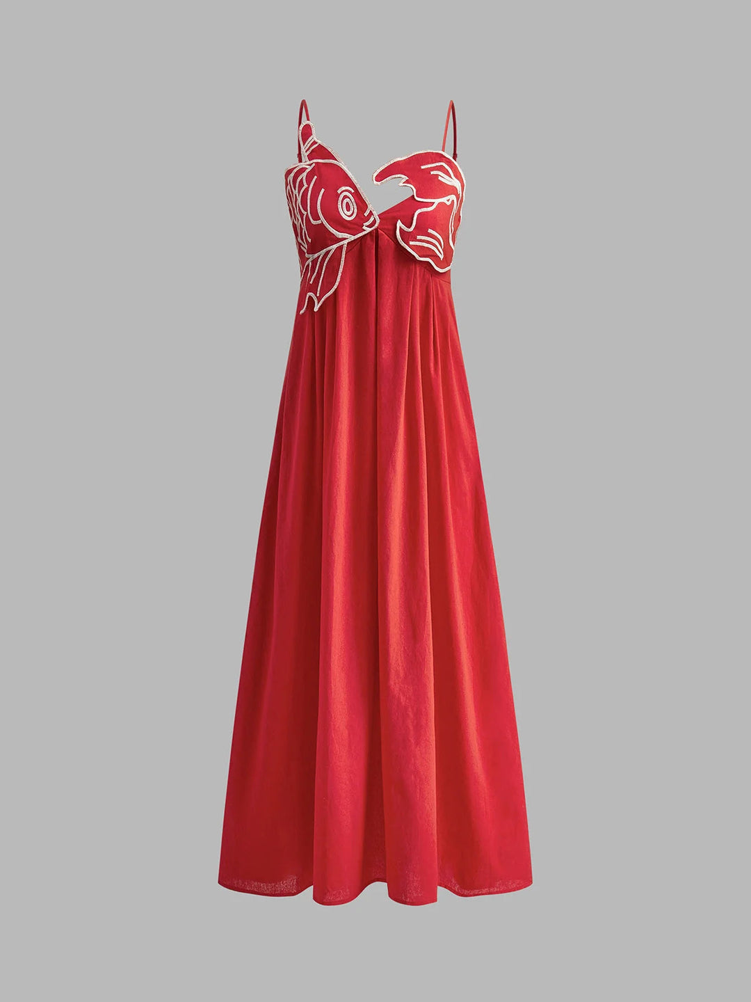 Robe maxi décontractée femme, motif brodé poisson, bretelles fines et jupe fluide volantée, look estival.