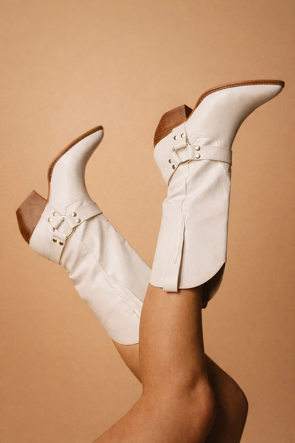 Bottes western femme marron, un incontournable pour un look tendance et confortable en automne.