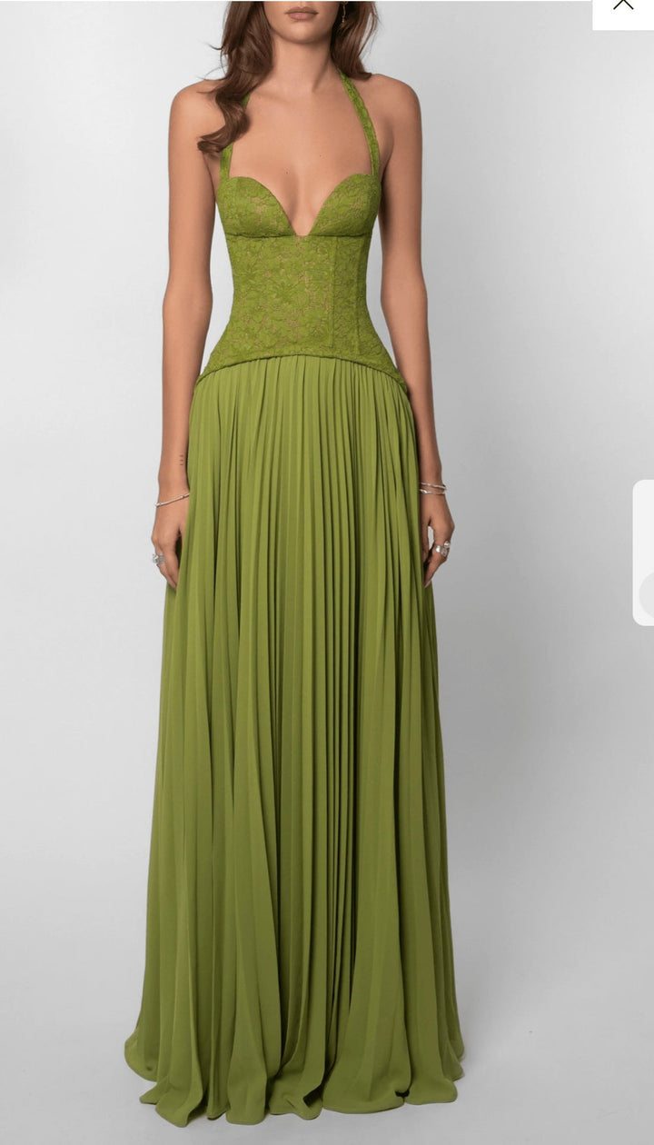 Magnifique robe femme midi plissée dos nu, avec décolleté plongeant. Élégance et chic pour soirées d'été.