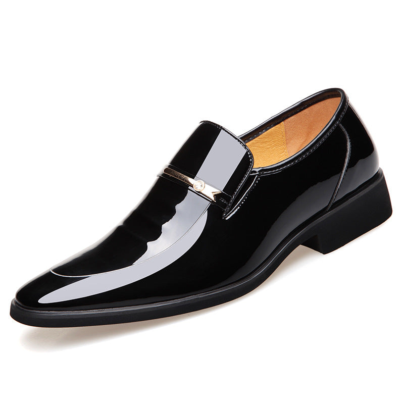 Mocassins homme élégants bout pointu, finition brillante, barrette métallique. Chaussures de ville formelles.