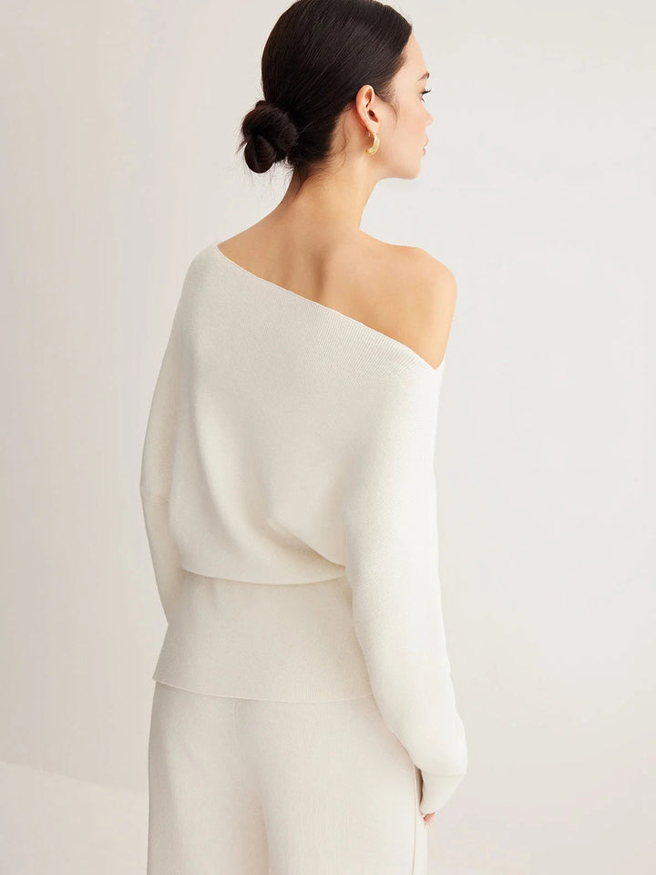 Pull femme uni, coupe moderne, confortable et stylé, épaules dénudées.