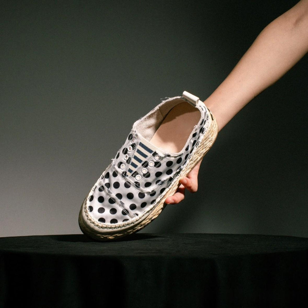 Vue latérale de baskets espadrille femme à plateforme. Détails effilochés pour un look estival tendance.