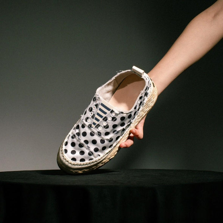 Vue latérale de baskets espadrille femme à plateforme. Détails effilochés pour un look estival tendance.