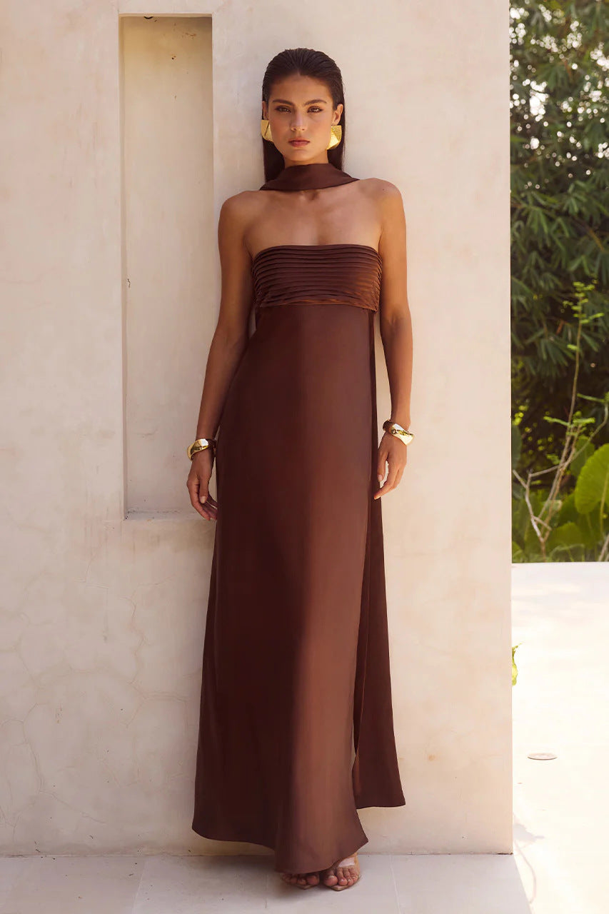 Robe de soirée maxi fluide pour femme, style chic. Effet satiné, sans bretelles, taille haute. Mode élégante été.