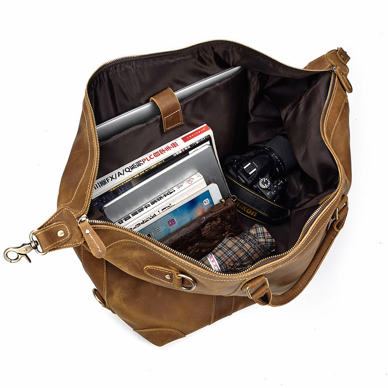 Sac de voyage homme en cuir marron, duffel vintage grande capacité, accessoire de style essentiel.