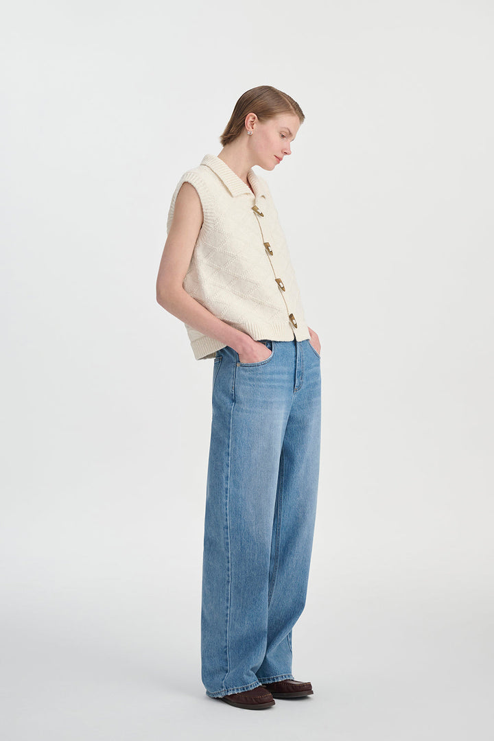 Gilet femme vintage à motif losange, pour un look élégant et décontracté. Tendance mode femme automne.