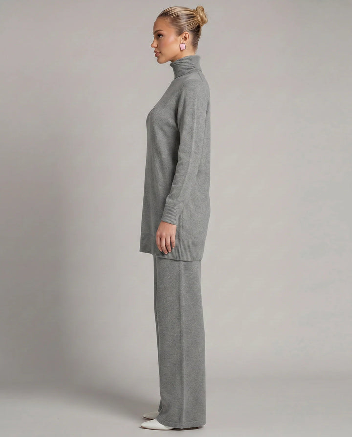 Ensemble femme maille coupe décontractée avec pantalon à jambe large. Look moderne et confortable.