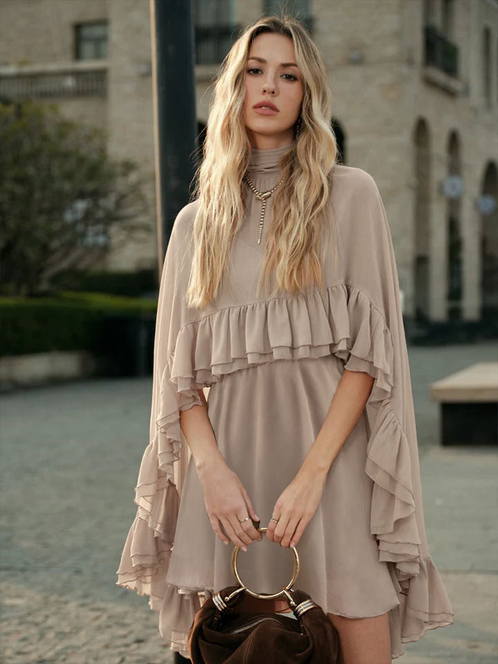 Mini-robe femme élégante à volants kaki, style fluide. Parfaite pour une allure chic et décontractée au printemps/été.