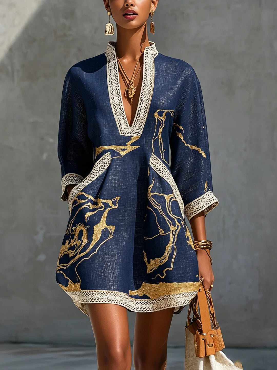 Robe femme mini décontractée chic, col V et dentelle subtile. Manches trois-quarts pour un look féminin.