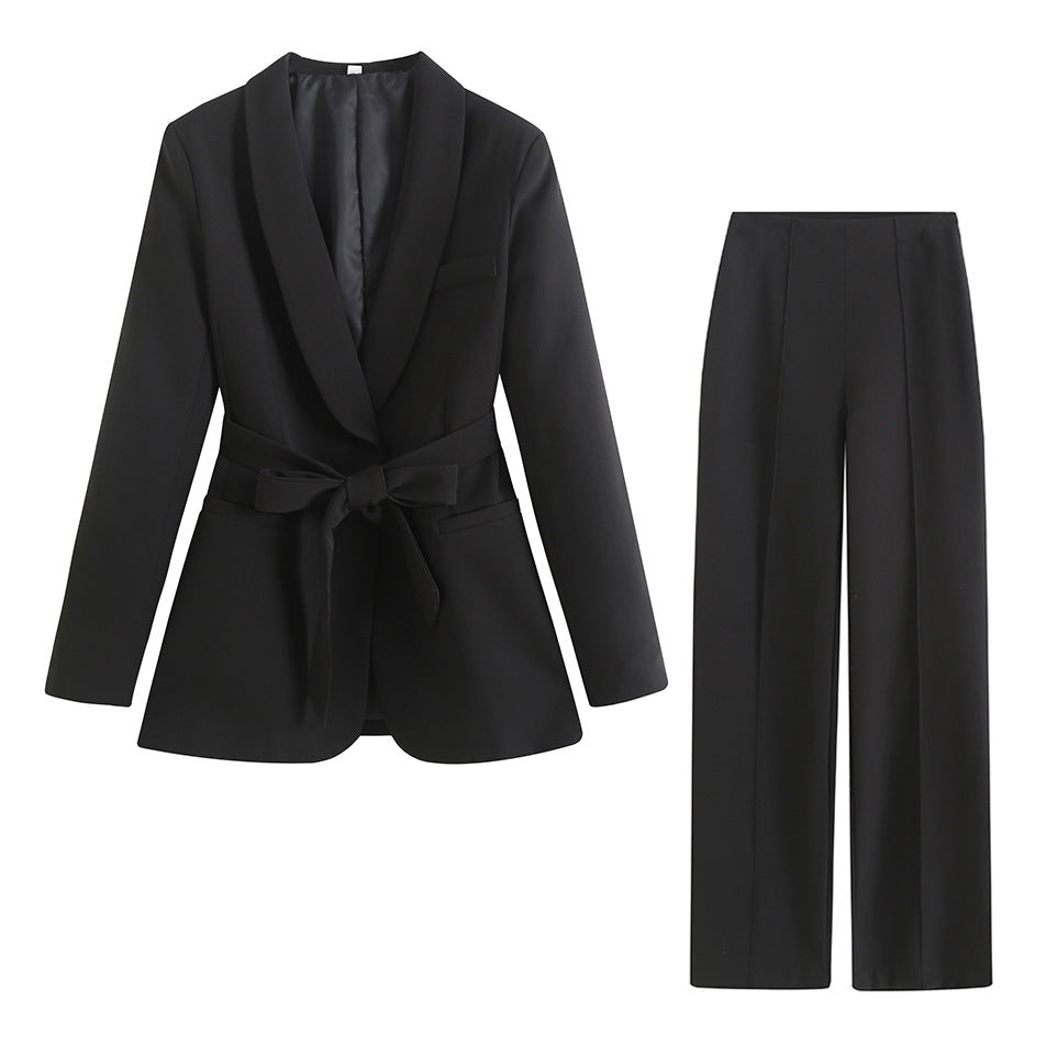 Tailleur femme moderne avec blazer et pantalon, ceinturé, parfait pour la mode printemps-automne.