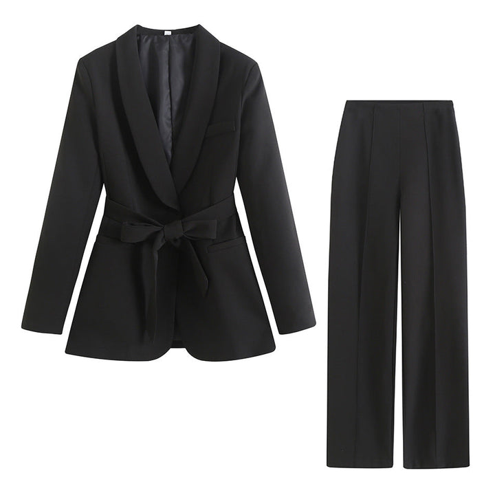 Tailleur femme moderne avec blazer et pantalon, ceinturé, parfait pour la mode printemps-automne.