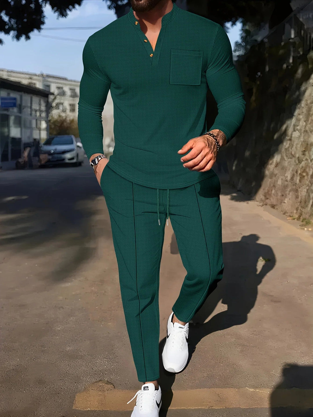 Ensemble décontracté gaufre pour homme avec t-shirt Henley texturé et pantalon léger en coton.