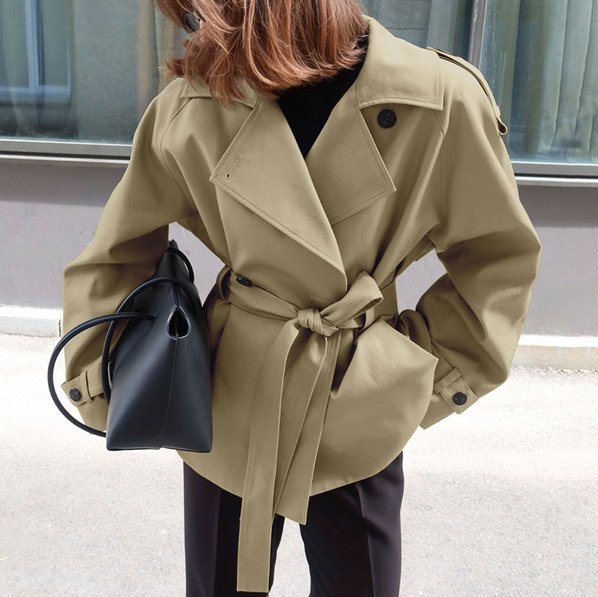 Manteau femme style trench, col revers et ceinture. Veste longue chic décontractée pour automne/printemps.