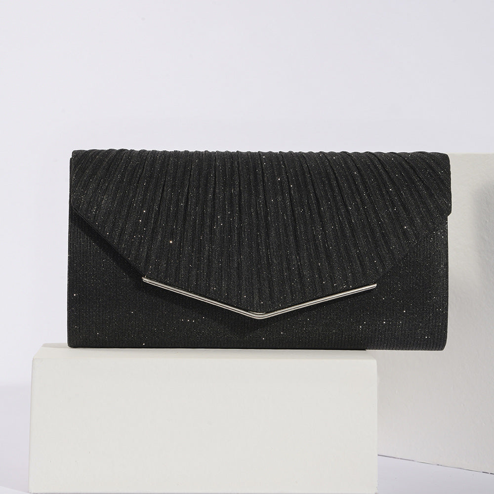 Pochette de soirée vintage chic pour femme, forme coussin, avec rabat élégant.