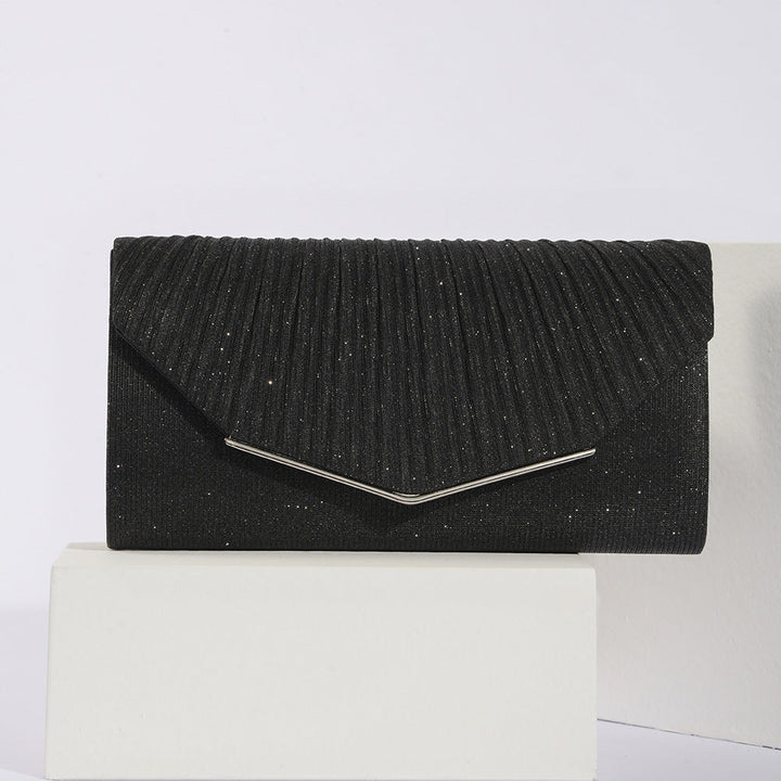 Pochette de soirée vintage chic pour femme, forme coussin, avec rabat élégant.