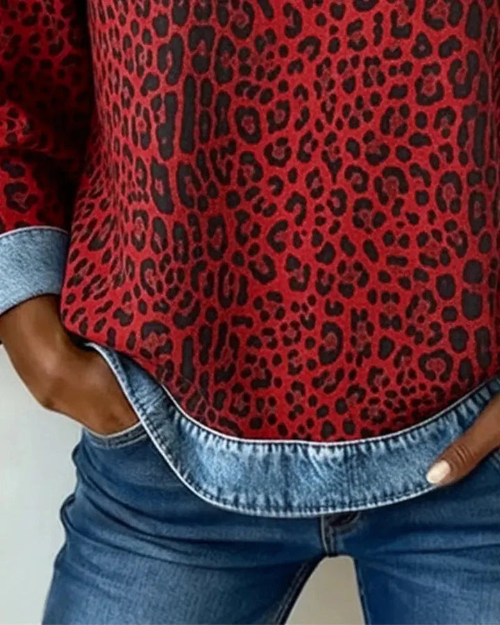 Gros plan sur la texture patchwork et le motif floral embossé du sweatshirt femme chic.