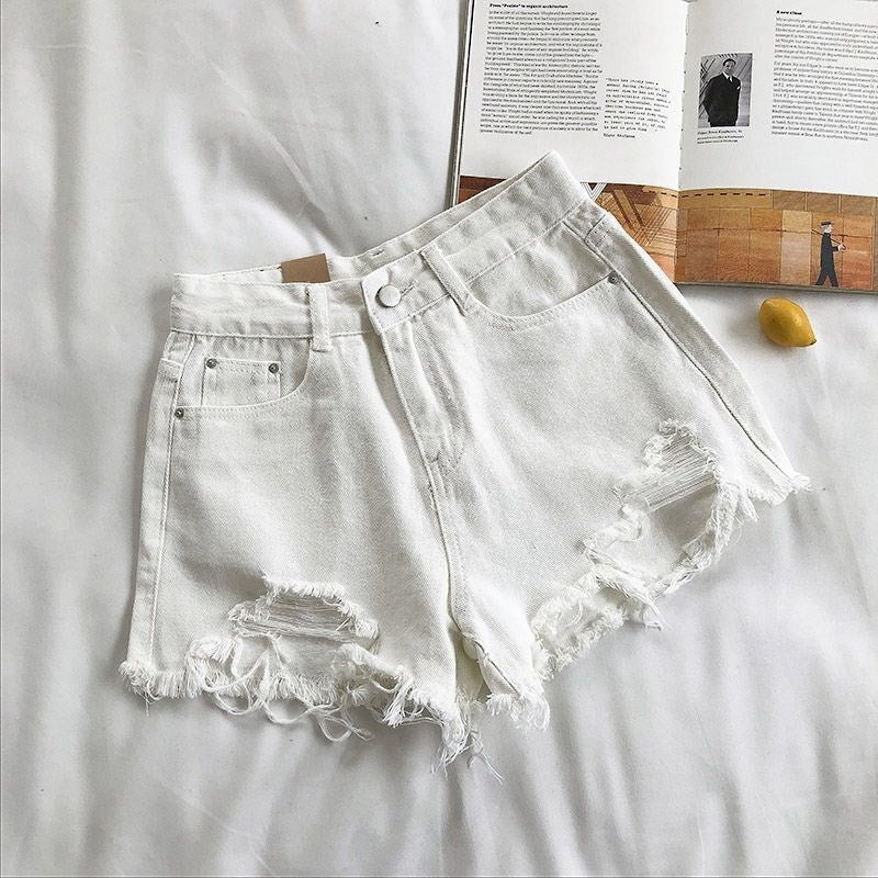Short jean femme décontracté, taille haute et coupe large. Ourlets effilochés et effet usé, mode été.