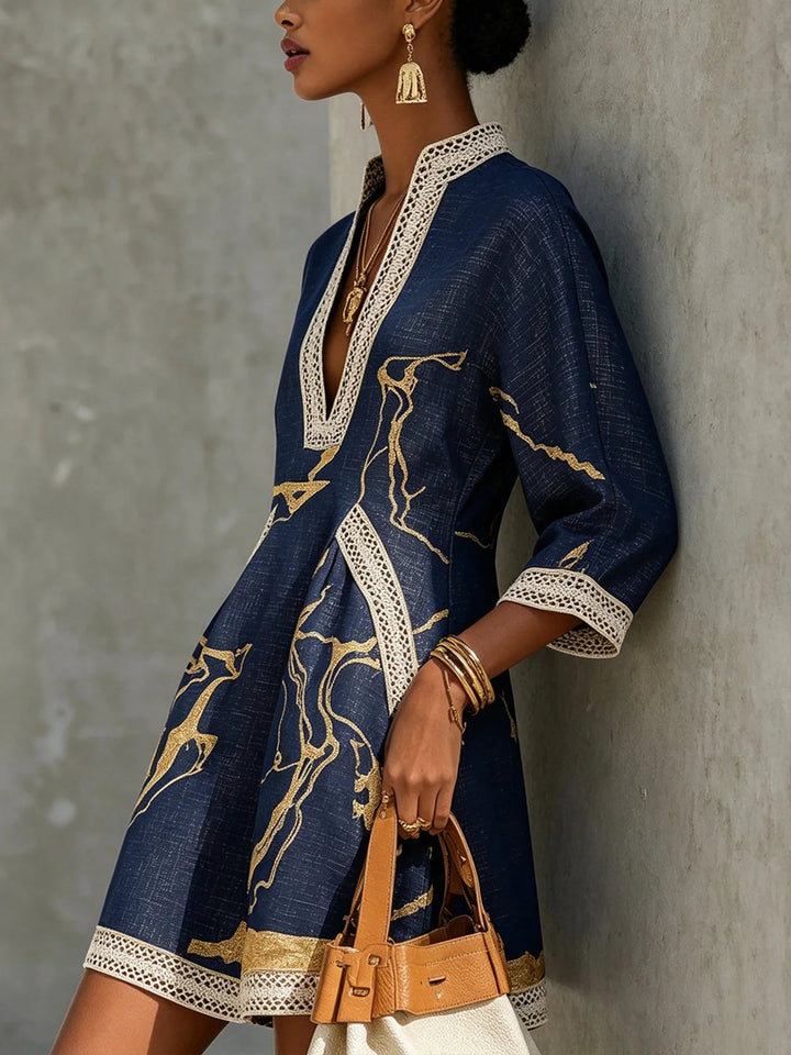 Mini robe décontractée femme, col V avec bordure en dentelle, manches trois-quarts. Confort et style.