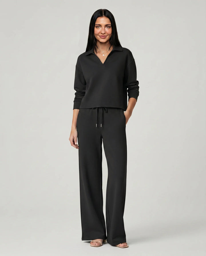 Ensemble femme confortable et stylé: haut col V et pantalon large pour une tenue décontractée chic.