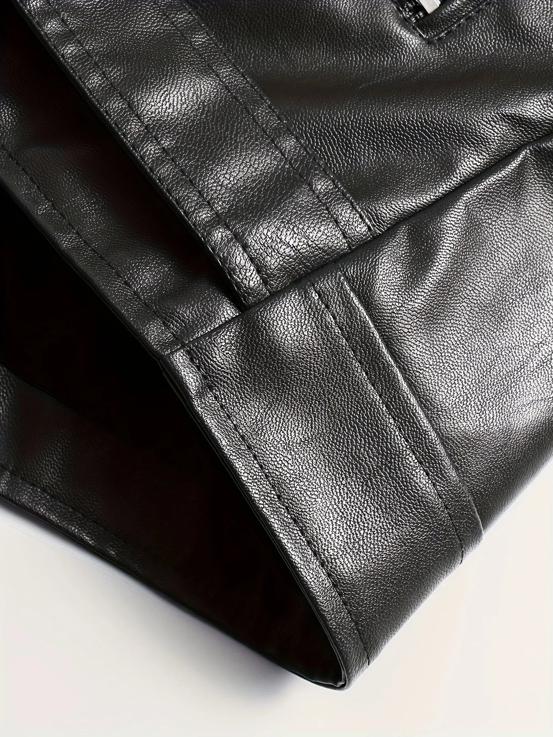 Veste homme biker décontractée avec poches 3D. Style moderne et urbain pour une mode masculine tendance.
