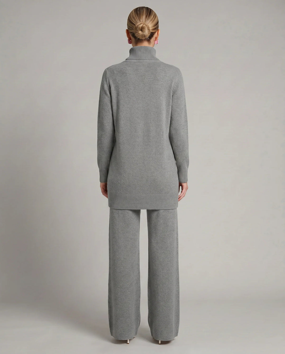 Tenue 2 pièces femme en maille confortable pour l'automne/hiver. Pull doux et pantalon large décontracté.