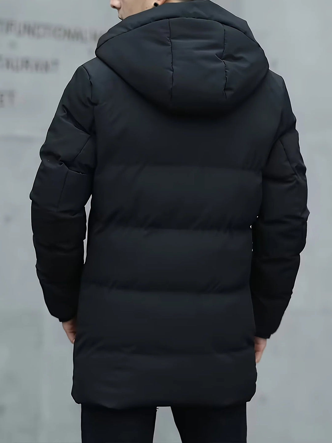 Doudoune homme élégante avec capuche, protection optimale et style pour l'hiver et le froid.