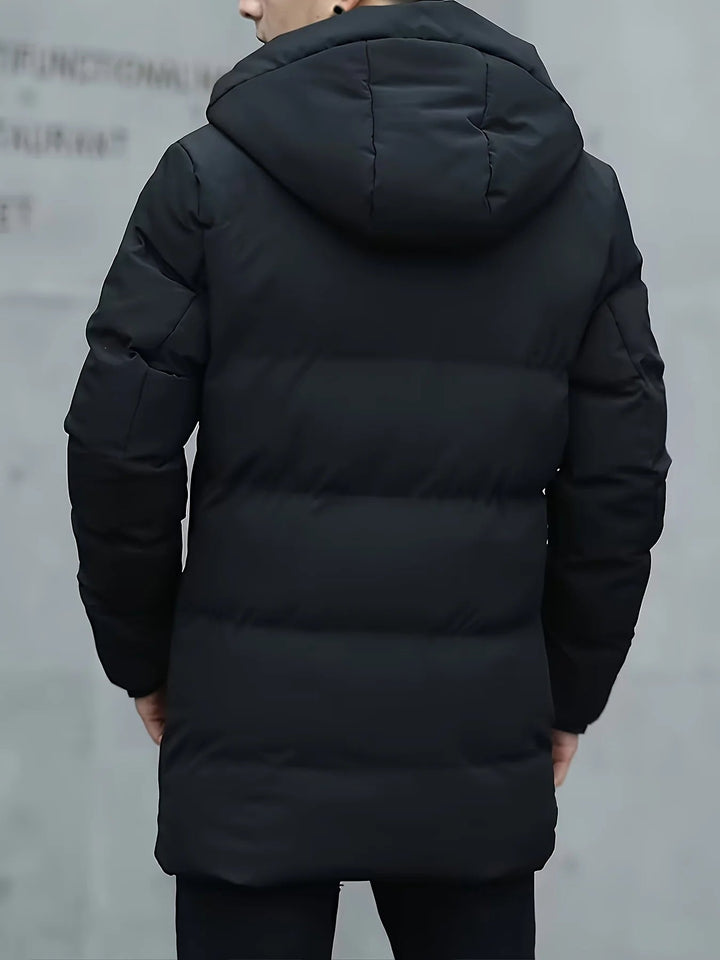 Doudoune homme élégante avec capuche, protection optimale et style pour l'hiver et le froid.