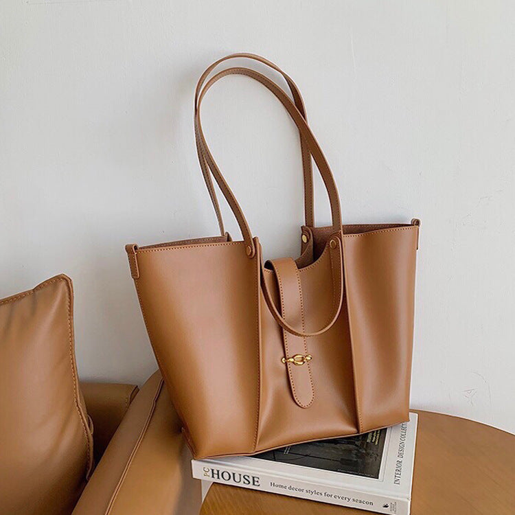 Sac à main cabas femme en cuir véritable bordeaux, design chic et structuré, un accessoire de maroquinerie intemporel.