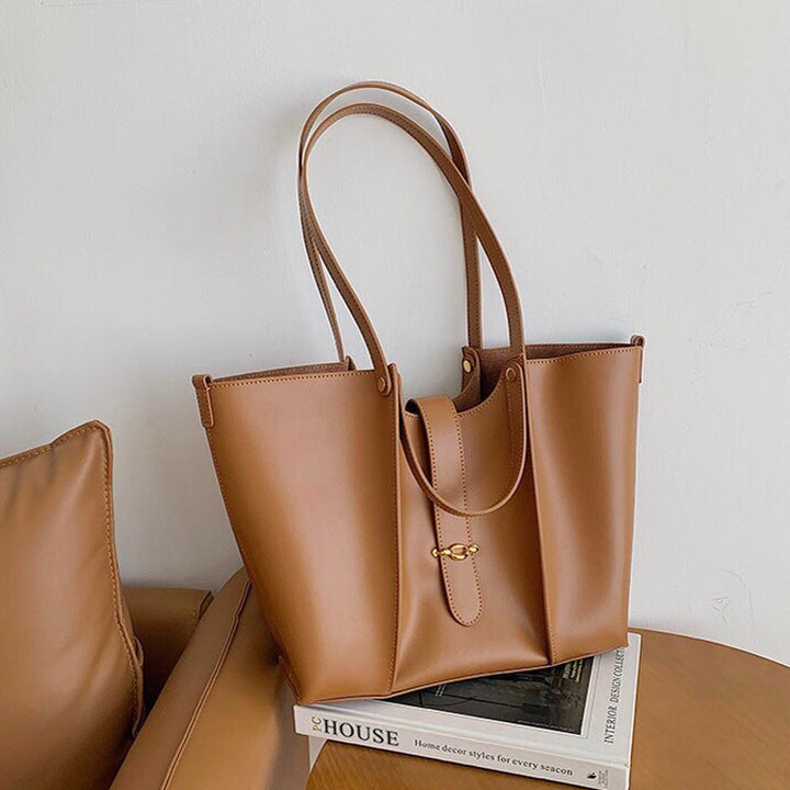 Sac à main cabas femme en cuir véritable bordeaux, design chic et structuré, un accessoire de maroquinerie intemporel.