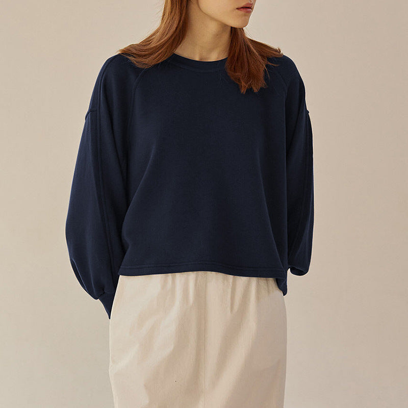 Pull court femme chic, manches ballon courtes. Ce pull élégant apporte une touche moderne et du confort à votre style.