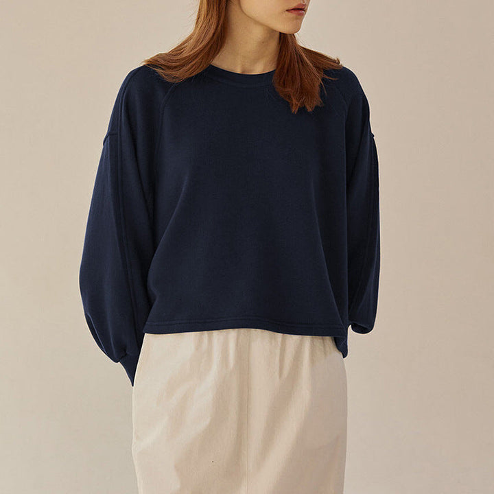 Pull court femme chic, manches ballon courtes. Ce pull élégant apporte une touche moderne et du confort à votre style.