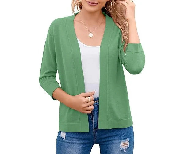 Cardigan femme moderne, coupe courte et ouverte. Vêtement chic et léger, parfait pour une silhouette élancée.