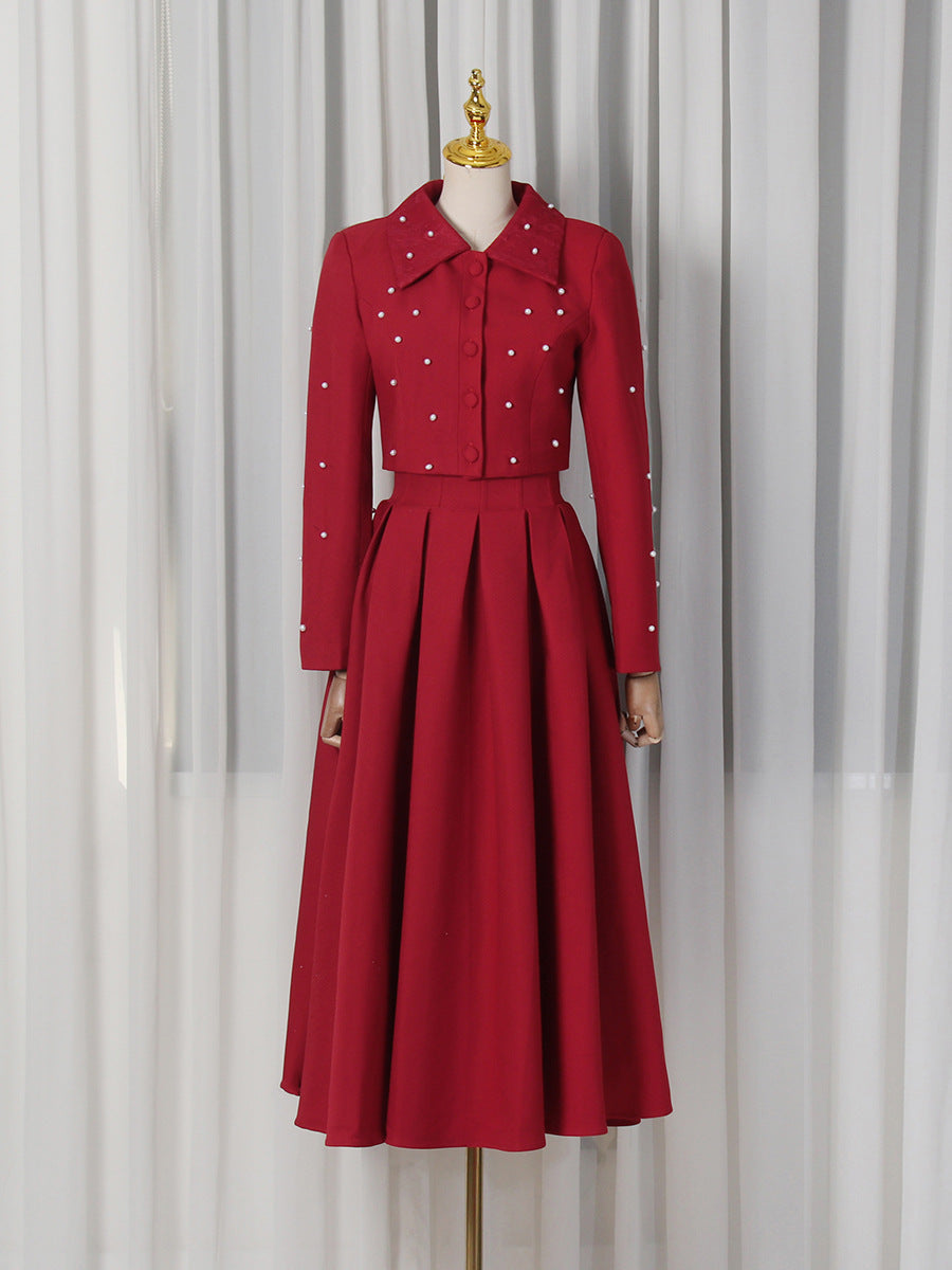 Ensemble femme sophistiqué: haut court perlé et jupe taille haute. Parfait pour une occasion élégante en été.