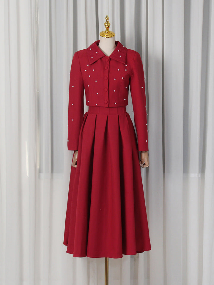 Ensemble femme sophistiqué: haut court perlé et jupe taille haute. Parfait pour une occasion élégante en été.